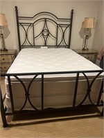 Queen Size Contemporary Metal Bed Frame w Mattress