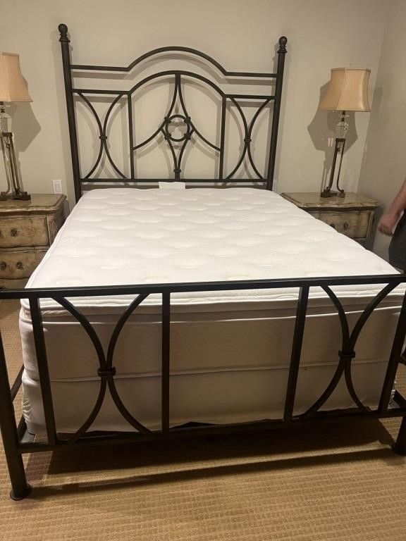 Queen Size Contemporary Metal Bed Frame w Mattress