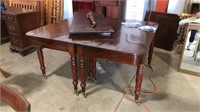 MAHOGANY DINING TABLE WITH 2 LEAVES