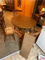 Nice Pedestal Dining Table, 4 chairs, and 2 leaves