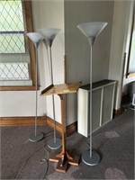 oak podium and 3 lamps