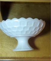 Honeycomb design white bowl