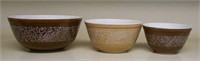 3 matching vintage Pyrex nesting bowls