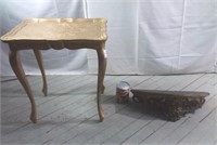 Petite table en bois et console dorée
