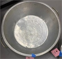 Large aluminum mixing bowl or food prep pan