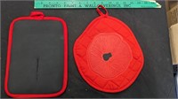 Set of 2 Assorted Oven Mits in Red