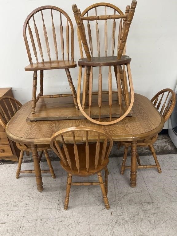 Dinning Table w/ 6 Chairs & 2 Leaves