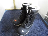 SNOW BOOTS -- SZ 2