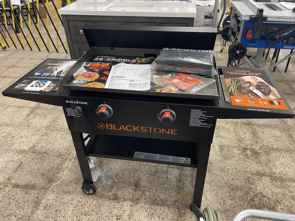 BLACKSTONE 28" GRIDDLE W/COVER (SM. DENT ON FRONT)