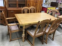 OAK TABLE WITH PULL OUT LEAVES AND 6 CHAIRS