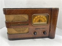 Vintage General Electric Standard Broadcast Radio