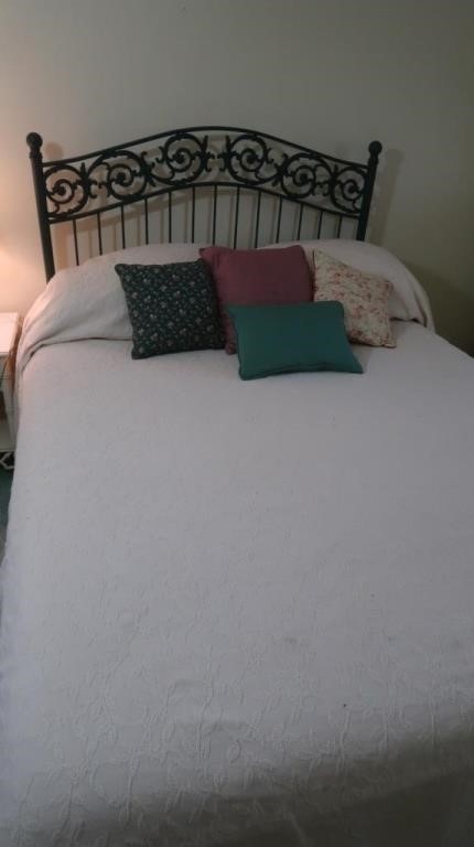 Full Size Bed w/Metal Headboard incl. Bedding