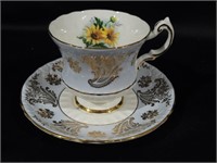 PARAGON MAJESTY THE QUEEN ENGLAND TEACUP SAUCER