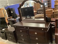 Pulaski Wood Bedroom Set Dresser and Nightstand