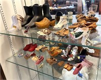 ASSORTMENT OF SHOE TRINKETS AND COLLECTIBLES