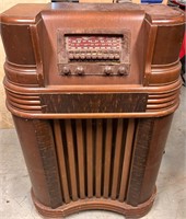 Antique broadcast radio and scanner