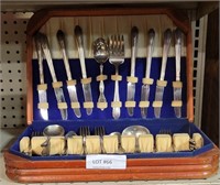 SET OF VTG. SILVERWARE IN FELT-LINED WOOD BOX