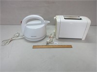 2 SLICE TOASTER AND ELECTRIC KETTLE - UNTESTED
