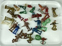 ASSORTED LOT OF BERGEN BETON TOY PLAYSET FIGURES