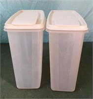 2 Rubbermaid plastic servin' servers containers