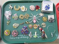 tray lot of brooches