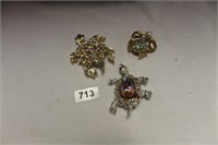 LOT OF VINTAGE GOLD & SILVER TONED BROOCHES