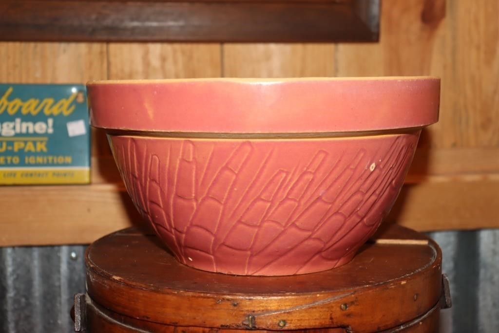 Pink stoneware mixing bowl (has chip)