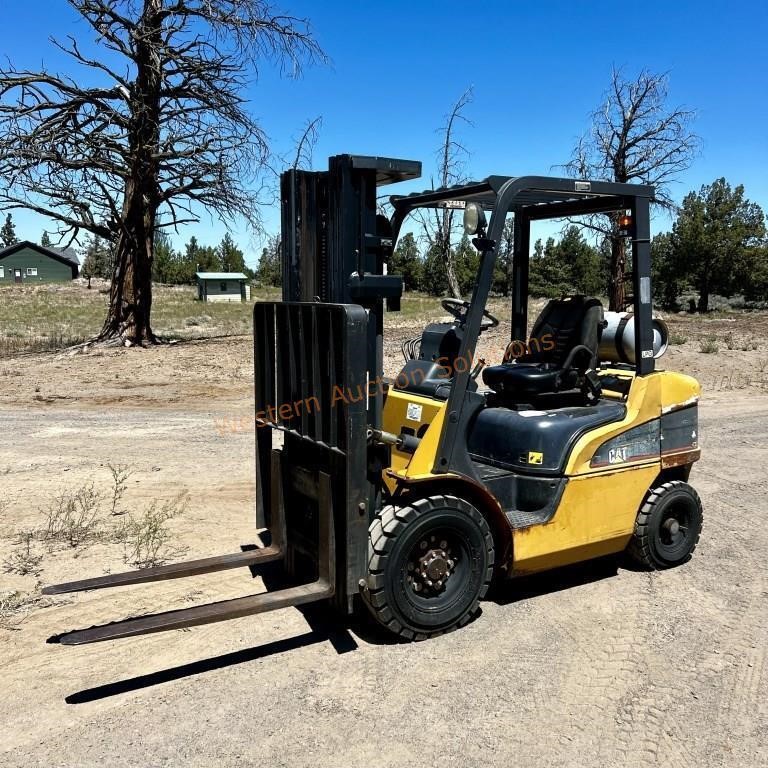 Caterpillar P5000 Fork Lift