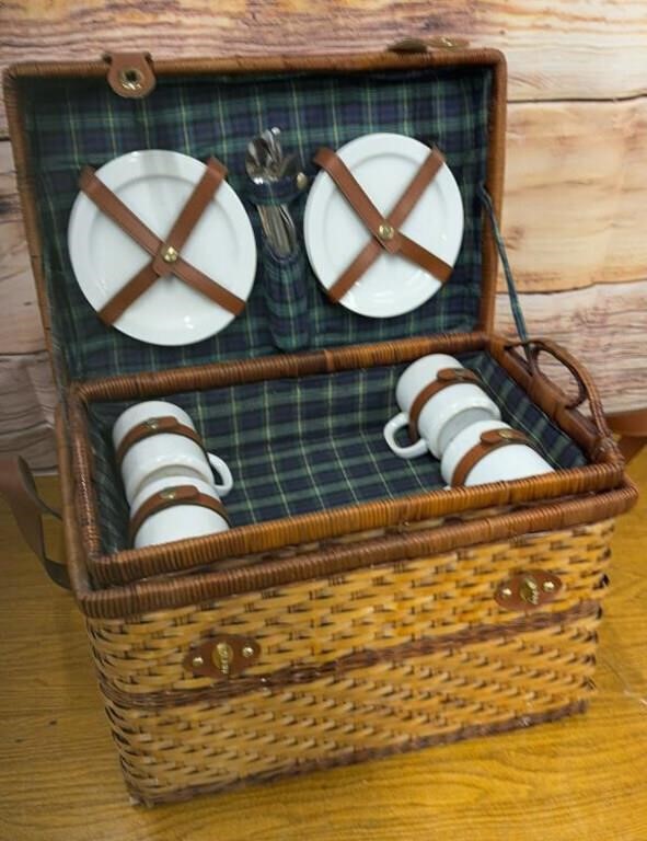 Beautiful Wicker Picnic Basket. Setting for 4.