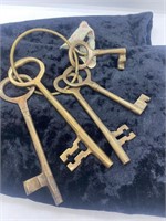 Vintage Lot Of 5 Heavy Iron  Concierge Keys