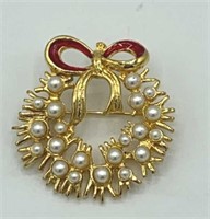 Vintage DANECRAFT Christmas Wreath Pearl Brooch