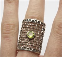 STERLING SILVER BAND RING W/ PERIDOT GEM