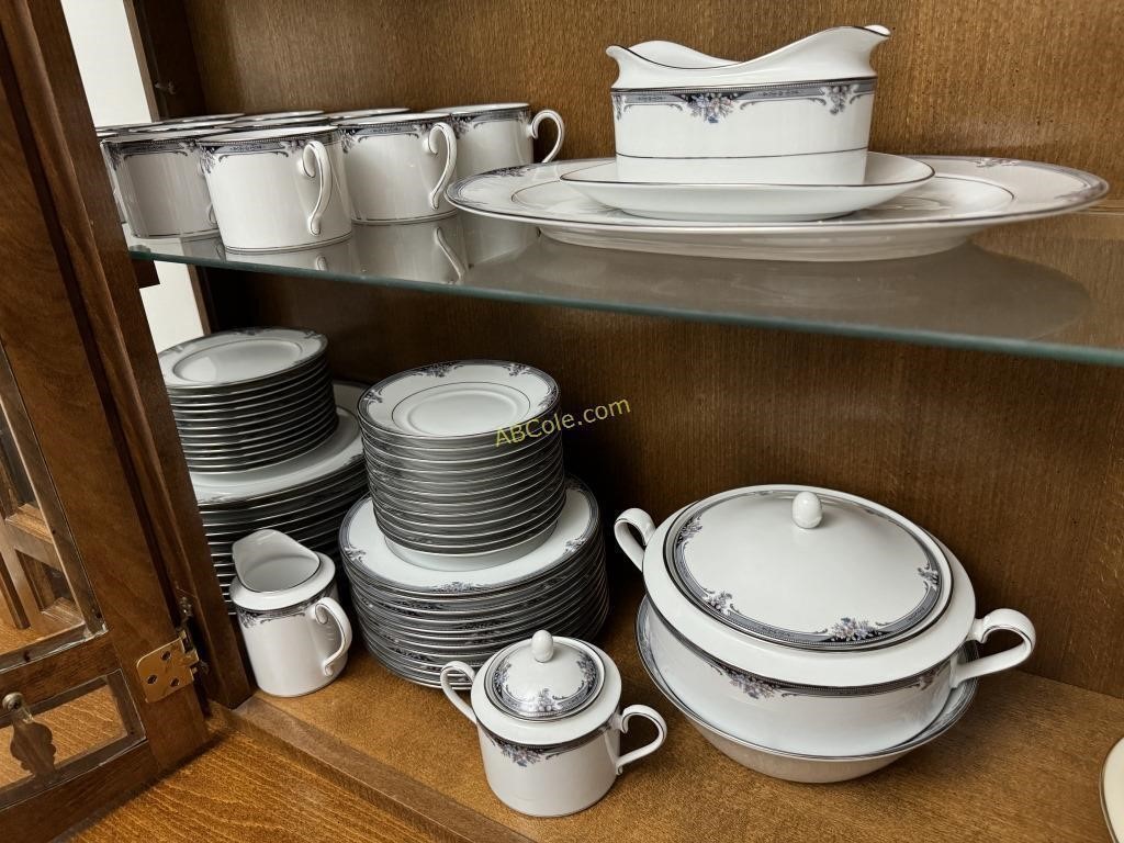 Noritake 66 pc. Set of fine china dinnerware