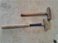 2 sledge hammers