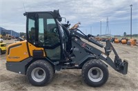 (CX) Giant G2700HD+ Loader, reads 545.1 hours,