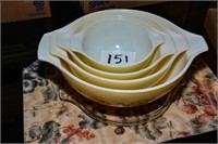 4 PYREX MIXING BOWLS & 1 LID