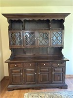 Ethan Allen China hutch w/ cabinet storage