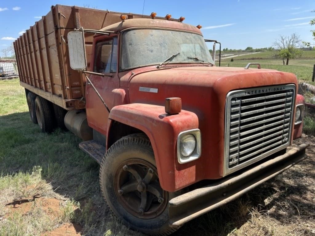 1974 International Loadstar 1600 Grain Truck