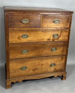 Chest of drawers ca. 1820; in walnut with a