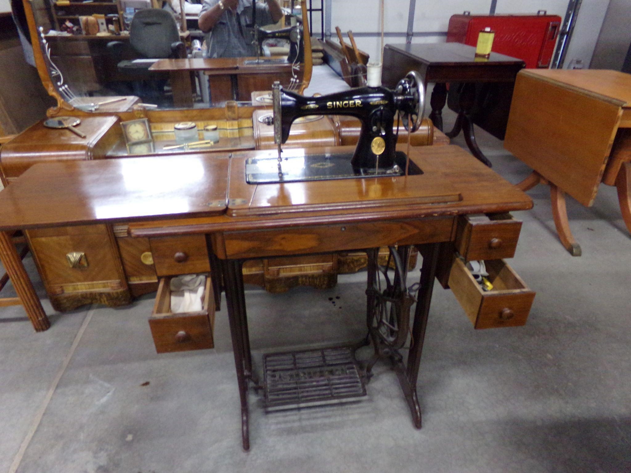 Antique Singer sewing machine very nice