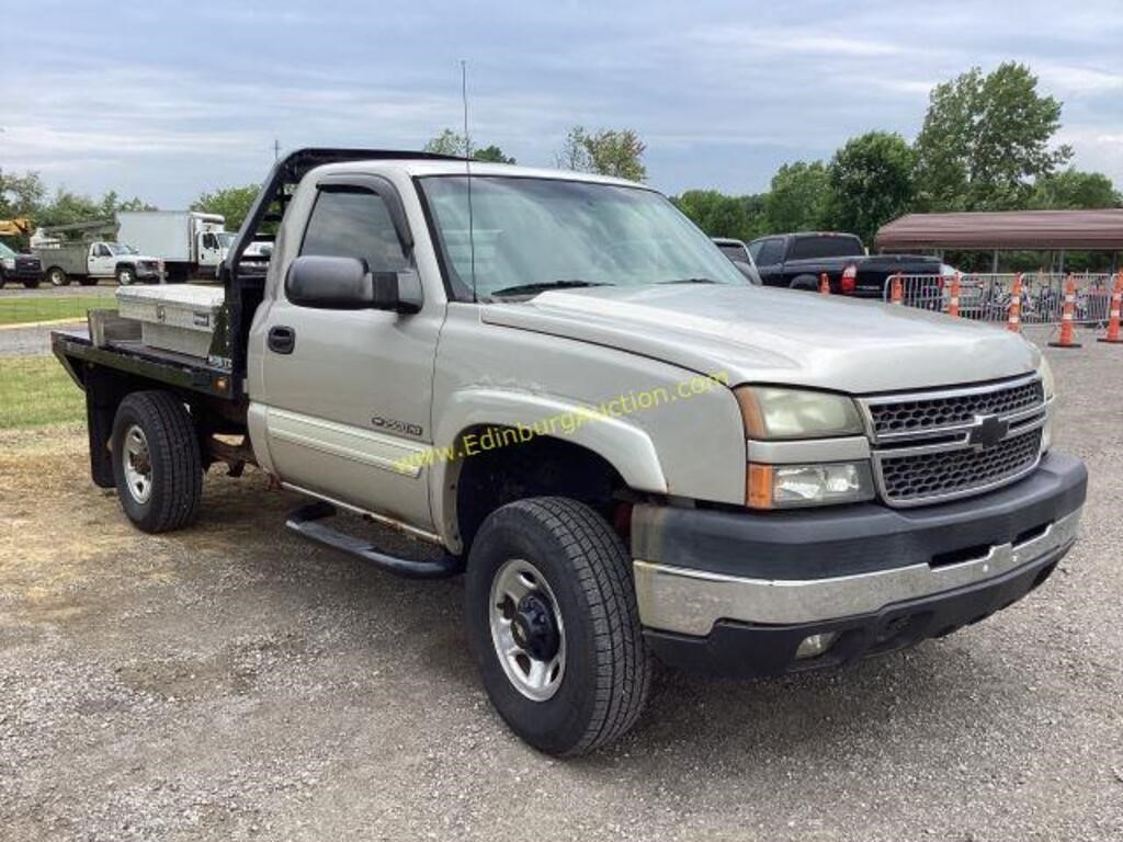 2005 Chevrolet Silverado 2500HD 4X4 FLAT BED WITH