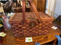 BEAUTIFUL BASKET WITH KINED INTERIOR