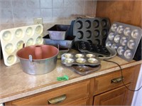 Metal baking pans