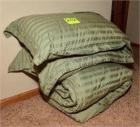 Comforter and shams - Queen size
