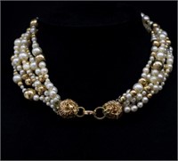 Vintage pearl necklace with a yellow gold figural