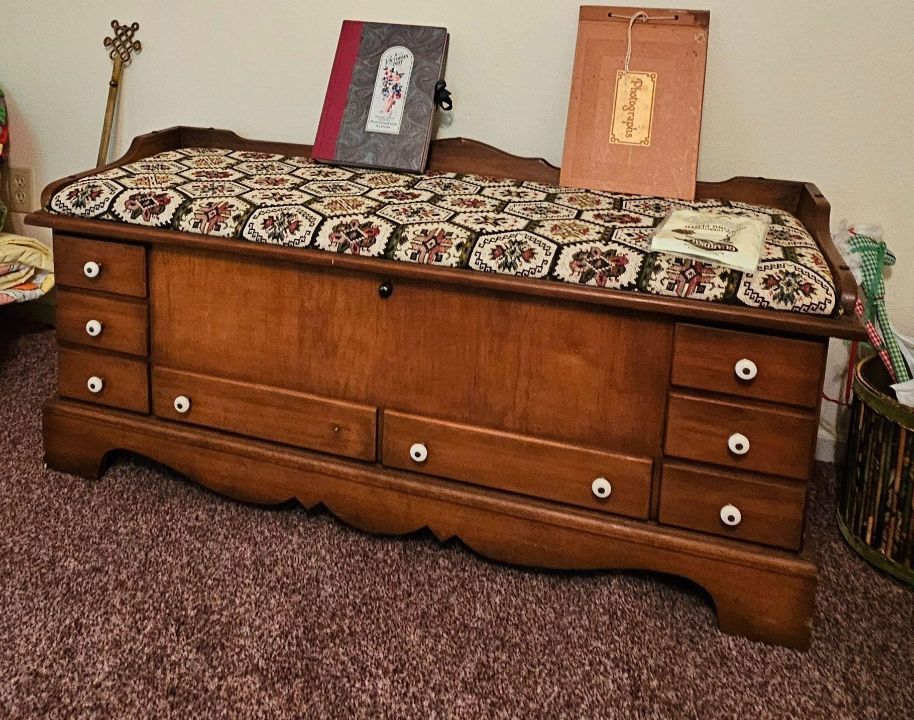 Lane cedar chest w/throw pillows