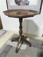 ANTIQUE WOOD OCTAGONAL TOP CANDLESTICK TABLE