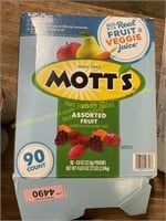 Mott’s assorted fruit flavored snacks