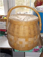 Large vintage basket handled with lid 11"