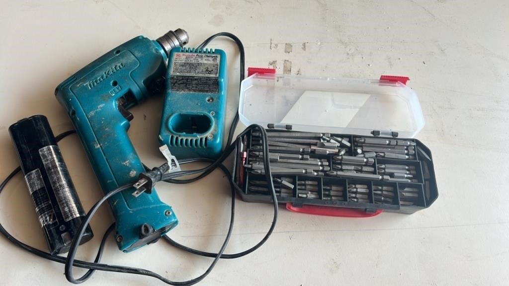 Makita Cordless Drill with Driver Bits. LYR